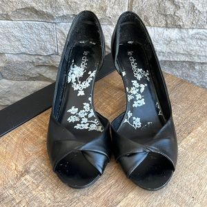 Le Château black sandals